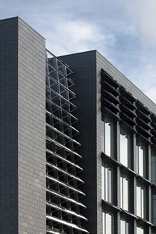 Energibesparelser ses  i arkitekturen i ny kontorbygning - C.F. Møller. Photo: Julian Weyer