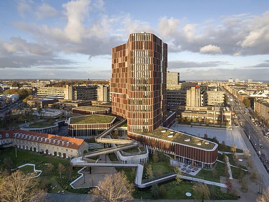 Mærsk Tårnet er en topp moderne forskningsbygning som med sin nyskapende arkitektur gir optimale rammer for helseforskning i verdensklasse. - Historie - C.F. Møller. Photo: Adam Mørk