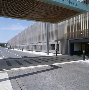 P-hus og administration, Billunds flygplats. C.F. Møller. Photo: Julian Weyer
