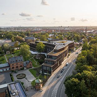 Ambitionerna för Carlsbergs nya huvudkontor var att samla flera av företagets avdelningar i en ny, dynamisk kontorsbyggnad där inomhusklimatet och den fysiska arbetsmiljön är av högsta klass. - C.F. Møller Architects vinner internationellt erkännande för hållbara byggnader - C.F. Møller. Photo: Adam Mørk