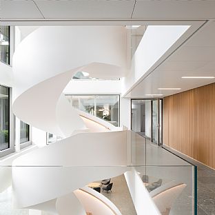 Bellerivestrasse 36, C.F. Møller Architercts - Revitalisering av Bellerivestrasse 36: Från monolit till modern paviljong vid Zürichsjön - C.F. Møller. Photo: Mark Hadden