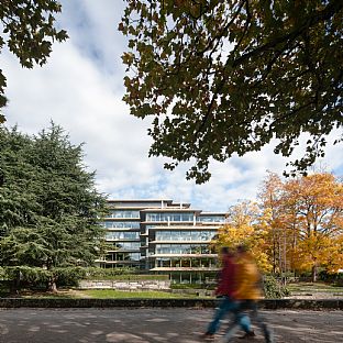 Bellerivestrasse 36, C.F. Møller Architercts - Revitalizing Bellerivestrasse 36: From Monolith to Modern Pavilion by Lake Zürich - C.F. Møller. Photo: Mark Hadden