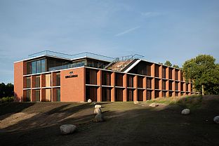 Campus BØGEHØJ, C.F. Møller Architects - Campus BØGEHØJ in Ebeltoft bereit zur Einweihung: Ein einzigartiges Holzgebäude ist fertiggestellt - C.F. Møller. Photo: Julian Weyer
