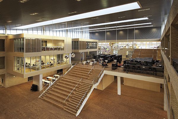 Dansk grundskola integrerad med gymnasium avsedd för dansk Skoleförening i Sydslesvig. - Historia - C.F. Møller. Photo: Poul Ib Henriksen