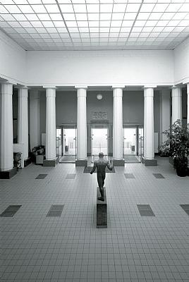  Der har været foretaget en række ændringer og tilbygninger til bygningsanlægget fra 1948. Glastaget og glasvindfanget er indpasset, så søjlegården også kan bruges som foyer mellem de to idrætssale. - Historie - C.F. Møller