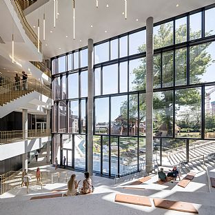 Der zentrale Raum des Gebäudes, das Atrium, öffnet sich zum Garten von Carl Jacobsen mit Blick auf die Carlsberg City, in der die langjährige Geschichte des Brauereiunternehmens Carlsberg ihren Anfang nahm und weiter fortgeführt wird.  - C.F. Møller Architects erhält eine internationale Auszeichnung für nachhaltiges Bauen - C.F. Møller. Photo: Adam Mørk