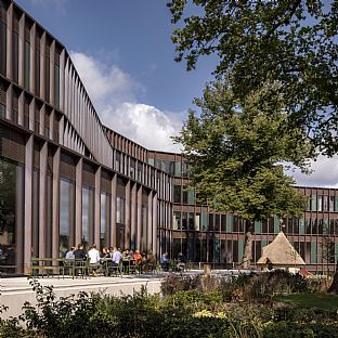 Facaden består af store glaspartier, der rytmisk brydes af lodrette lameller belagt med genbrugskobber. - C.F. Møller Architects høster international anerkendelse for bæredygtigt byggeri - C.F. Møller. Photo: Adam Mørk