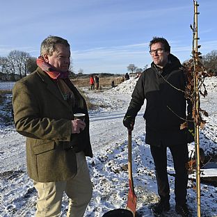 Jens Døssing & Michael Kruse - 400 barn planterar skolskog i Ajstrup - C.F. Møller Architects bakom vision och översiktsplan - C.F. Møller. Photo: C.F. Møller Architects / Joanna Lykke Kaalby