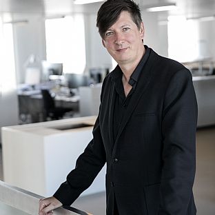 Julian Weyer, partner and architect at C.F. Møller Architects. - C.F. Møller Architects förvandlar en grå industrihamn till en levande hamn - C.F. Møller. Photo: Mew