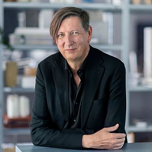 Julian Weyer, partner & arkitekt, C.F. Møller Architects - Berlin Hyp-Zentrale erhält DGNB Platin und Diamant für klima¬freundliche Architektur auf höchstem Niveau - C.F. Møller. Photo: Mew