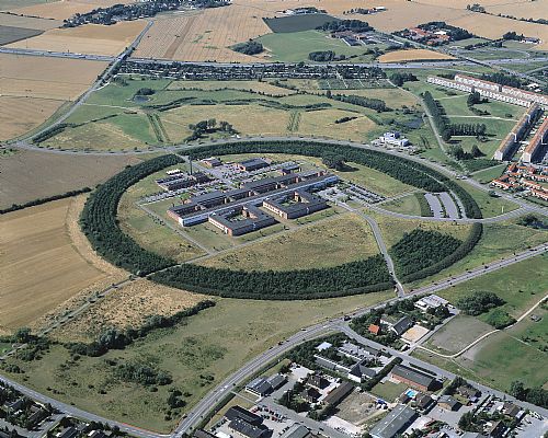 Køge Hospital, 1983-1988: The entire building complex at Roskilde County Hospital in Køge is on two floors, encircled by a beautiful, characteristic ring-shaped wood. - Geschichte - C.F. Møller. Photo: Jan Kofod Winther