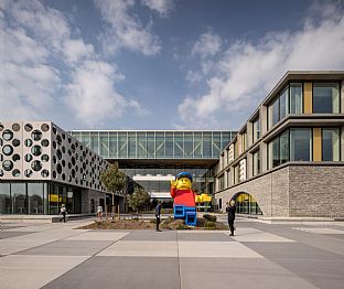 LEGO Campus / C.F. Møller Architects - LEGO Koncernen åbner nyt campus i Billund med leg i centrum - C.F. Møller. Photo: C.F. Møller Architects / LEGO / Adam Mørk