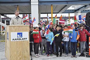 Lord Mayor Frank Jensen and children of all nations celebrated the construction - FREMTIDENS SKOLE MED UNIK SOLCELLEFASADE - C.F. Møller. Photo: C.F. Møller