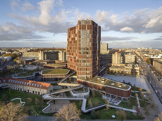 Maersk-tornet är en state of the art-forskningsbyggnad, som med sin nyskapande arkitektur skapar optimala förutsättningar för hälsoforskning i världsklass. - Historia - C.F. Møller. Photo: Adam Mørk Maersk-tornet är en state of the art-forskningsbyggnad, som med sin nyskapande arkitektur skapar optimala förutsättningar för hälsoforskning i världsklass. - Historia - C.F. Møller. Photo: Adam Mørk