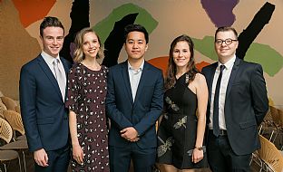 Navn, fra venstre: Matthew Burnett, Rose Montgomery, Daiming Zhu, Jaime Painter, Jeffrey Tighe. - C.F. Møller Architects deltar i feiringen av Jørn Utzons 100-årsdag - C.F. Møller. Photo: Jacquire Manning Navn, fra venstre: Matthew Burnett, Rose Montgomery, Daiming Zhu, Jaime Painter, Jeffrey Tighe. - C.F. Møller Architects deltar i feiringen av Jørn Utzons 100-årsdag - C.F. Møller. Photo: Jacquire Manning