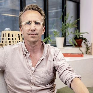 Ola Jonsson, partner och arkitekt, C.F. Møller Architects. - Interaktiv utställning: Framtidens Davidshallstorg - C.F. Møller. Photo: Bekim Aliji