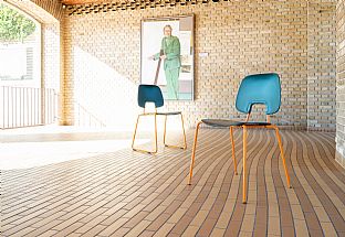 R.U.M. stolen i de ikoniske rammer på Aarhus Universitet, som også er tegnet af C.F. Møller Architects. - C.F. Møller Architects vinder BO BEDREs Design Award med bæredygtig stol - C.F. Møller. Photo: Silas Smed Andersen