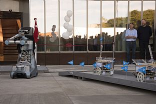 Robots cut the ribbon to inaugurate the Engineering Faculty - C.F. Møller. Photo: Søren Lykke Bülow