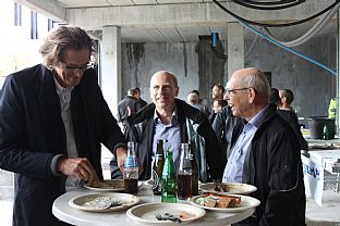 Stemningen er i top under dagens rejsegilde. Fra højre ses partner og arkitekt Klavs Hyttel, C.F. Møller, og Orla Overgaard Nielsen og Villy Vraa Nielsen fra Stubkjær Invest. - Taklagsfest i Ceres Byen på C.F. Møller-projekt - C.F. Møller. Photo: Mette Kirk/C.F. Møller
