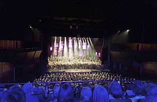Stor begejstring, da dronningen indviede Odeon - C.F. Møller. Photo: Søren Lykke Bülow