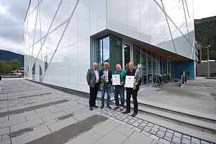 The awards ceremony - from the left: Håkon Fimland, former head of Førde Municipality, Jan Tore Rosenlund from Fylkeskommunen, Museum director Johan Morten Svendsen & Architect Christian Dahle, head of C.F. Møllers Oslo branch). - ARKITEKTURPRIS TIL SOGN & FJORDANE MUSEUM - C.F. Møller