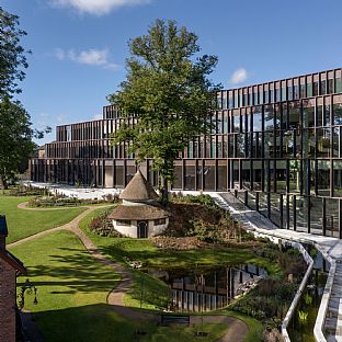 The landscape which surrounds Carlsbergs central office, acts as a climate mitigant with sculptural water elements that support local rainwater drainage. Green roofs also contribute to energy optimisation of the building and reduce water run-off. - C.F. Møller Architects wins international recognition for sustainable building - C.F. Møller. Photo: Adam Mørk