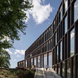 The landscape which surrounds Carlsbergs central office, acts as a climate mitigant with sculptural water elements that support local rainwater drainage. Architects: C.F. Møller Architects. - C.F. Møller Architects recognised internationally for sustainable office building - C.F. Møller. Photo: Adam Mørk