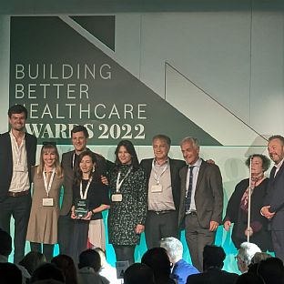 The team behind Springfield University Hospital from C.F. Møller Architects London branch recieving the Building BEtter Healthcare award. - C.F. Møller Architects vinner arkitekturpris inom vård - C.F. Møller. Photo: Building Better Healthcare.