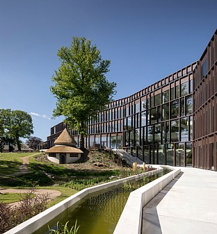  Carlsberg Central Office Landschaft und Renovierung Carl Jacobsens Garten. C.F. Møller. Photo: Adam Mørk