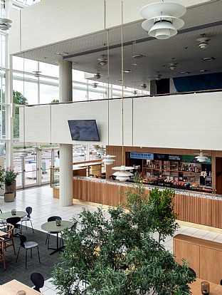  Musikhuset Aarhus - Neue Garderobe, Café- und Foyer-Bar. C.F. Møller. Photo: Julian Weyer